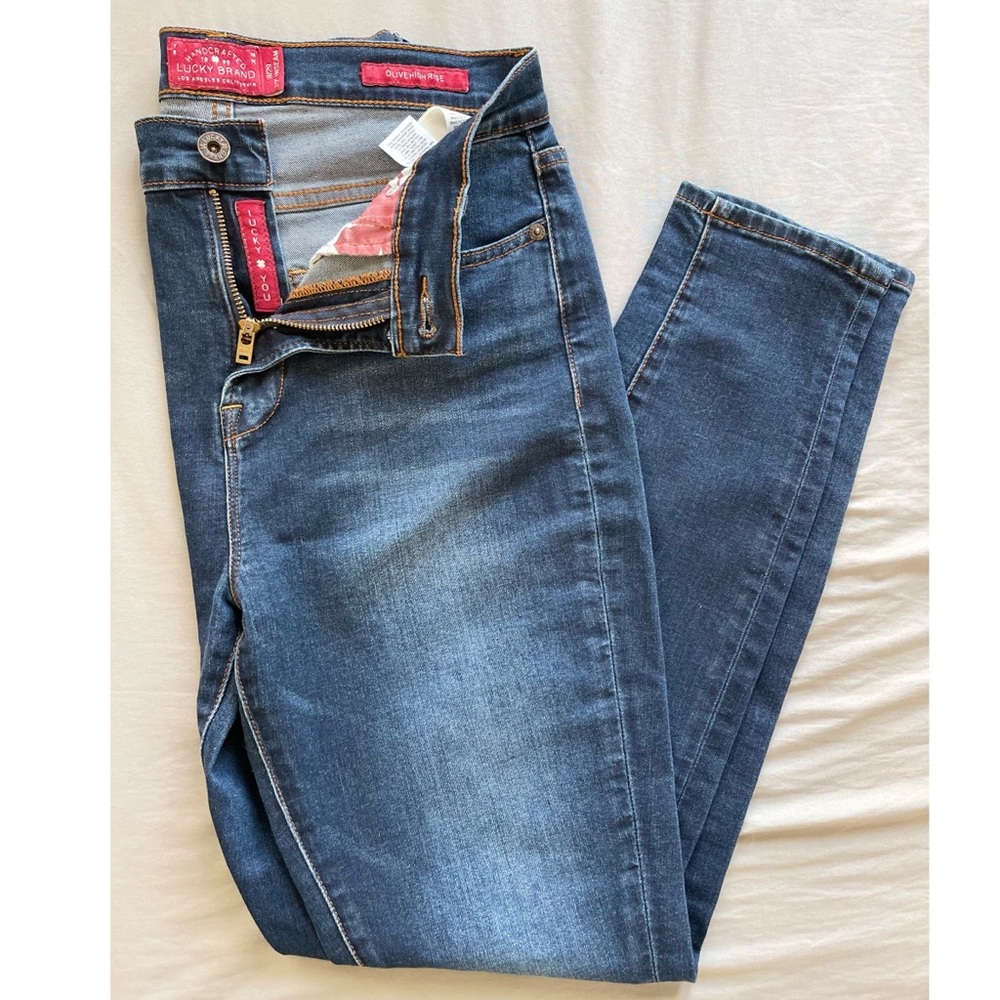 Lucky Brand women’s jeans. High rise, dark wash skinny jeans. Size 8. Like-New.